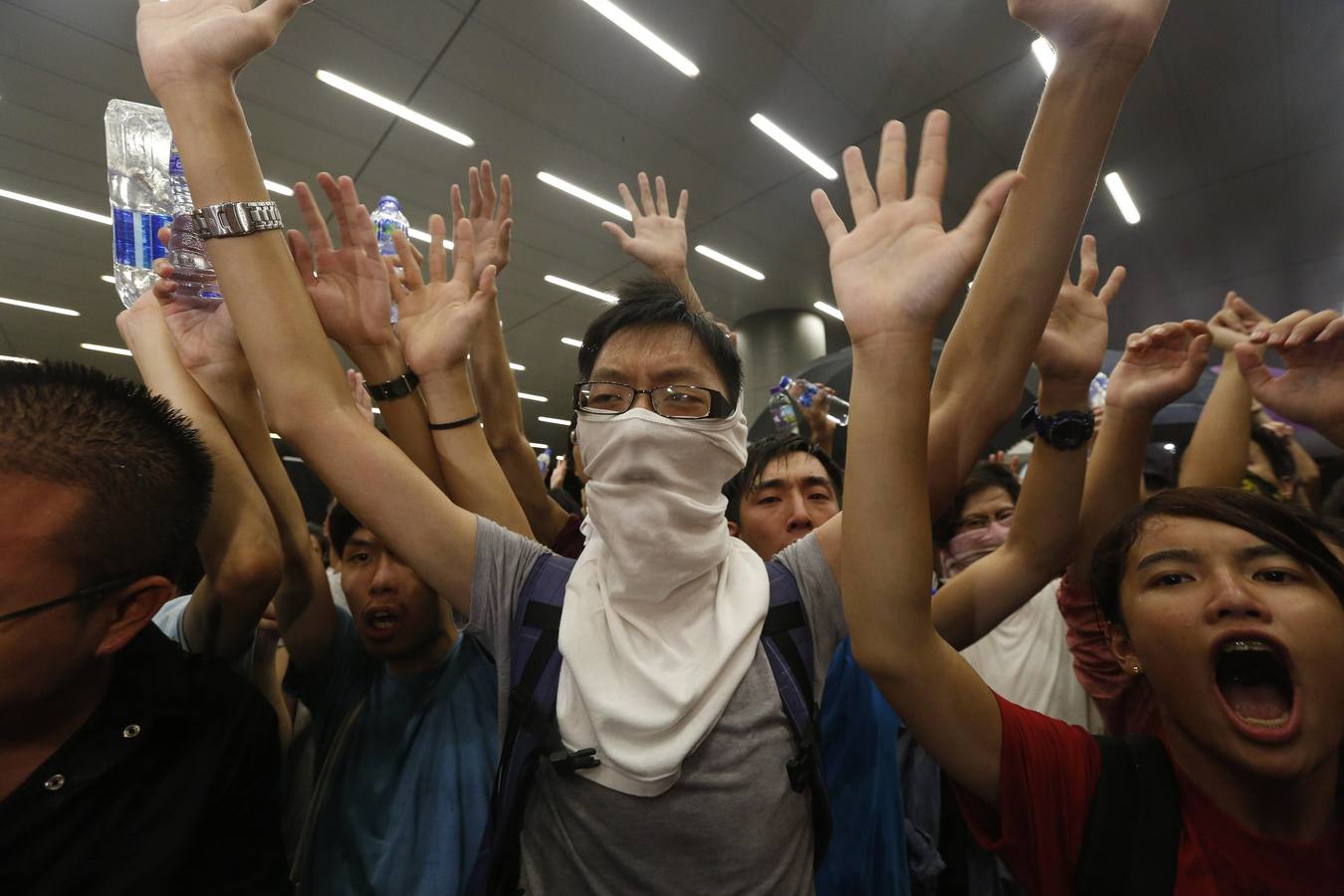Gas lacrimógeno para frenar a los manifestantes en las calles de Hong Kong