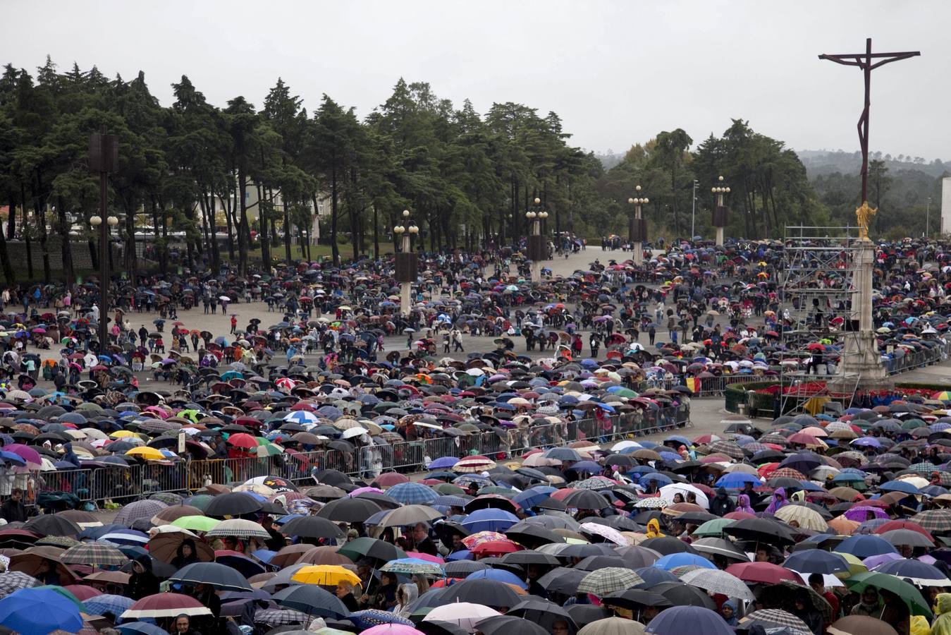 Miles de peregrinos acuden al Santuario de Fátima en Portugal