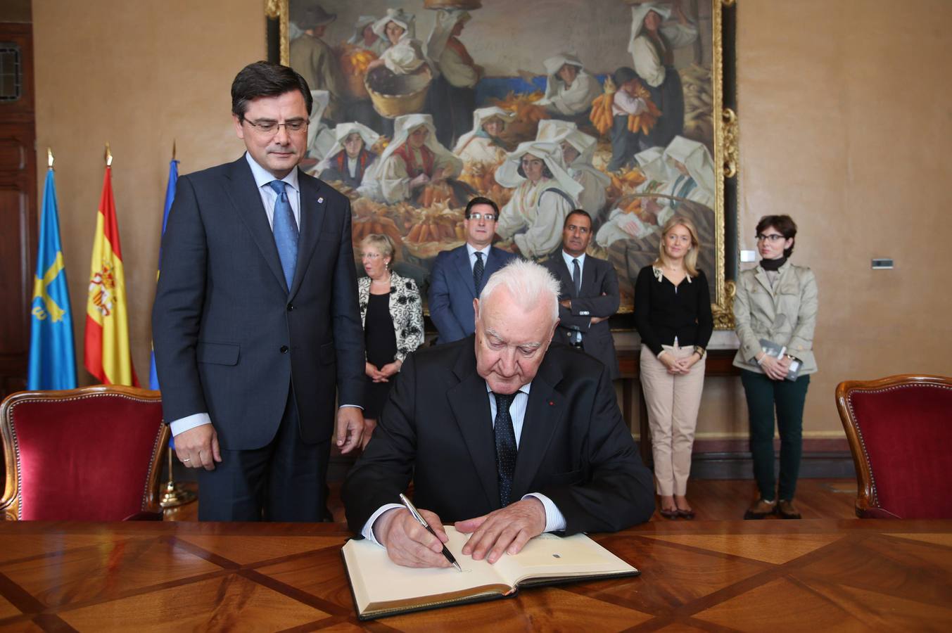Joseph Pérez, Premio Príncipe de Ciencias Sociales, vista la Junta y la biblioteca de la Universidad