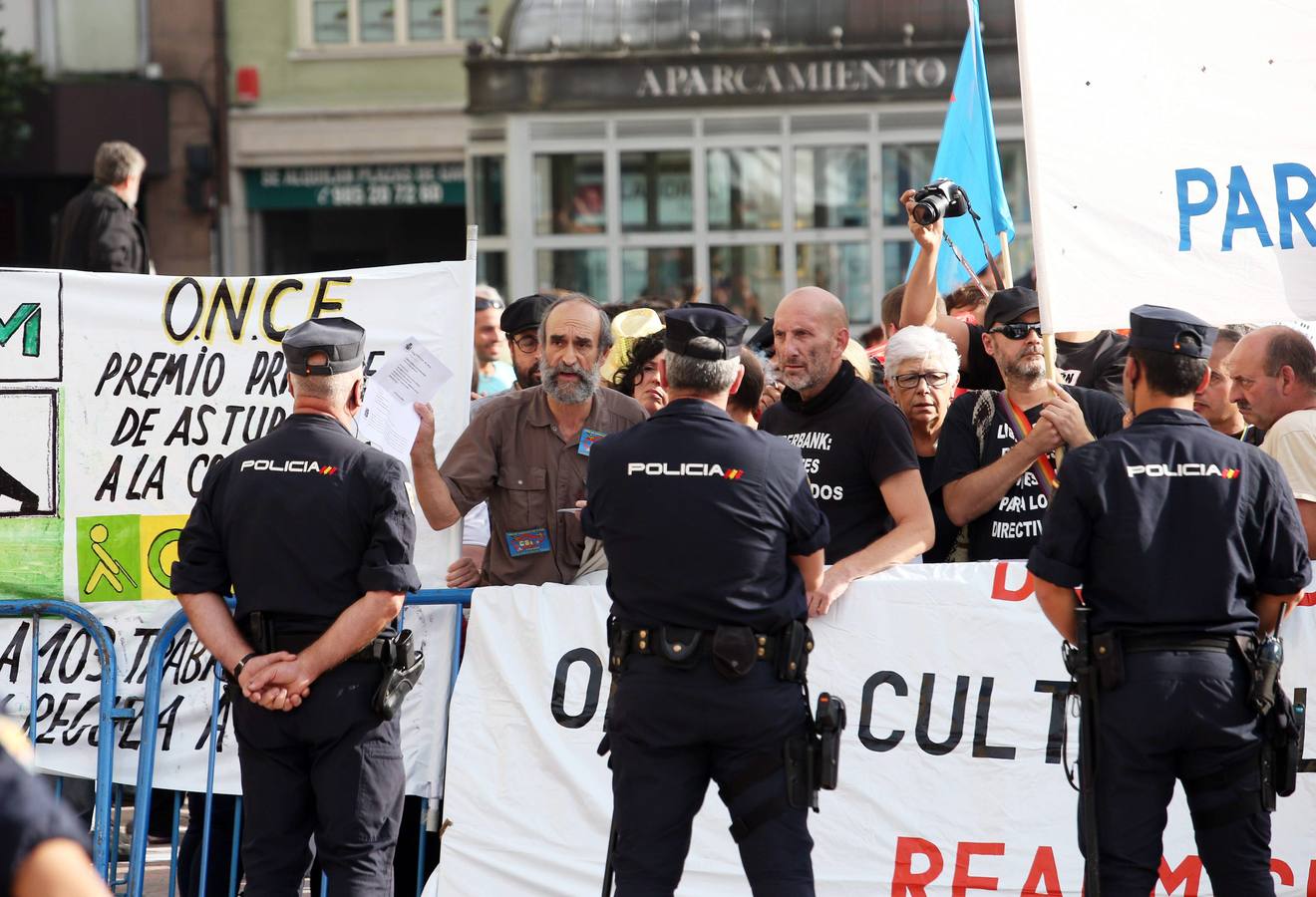 Marchas por la diginidad y protestas en las inmediaciones del Campoamor