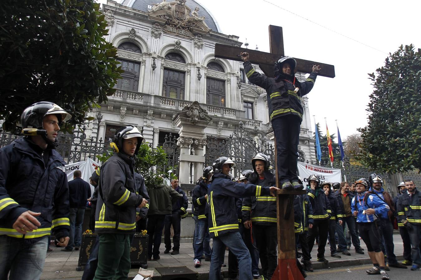Bomberos de Asturias protesta por la reducción de efectivos