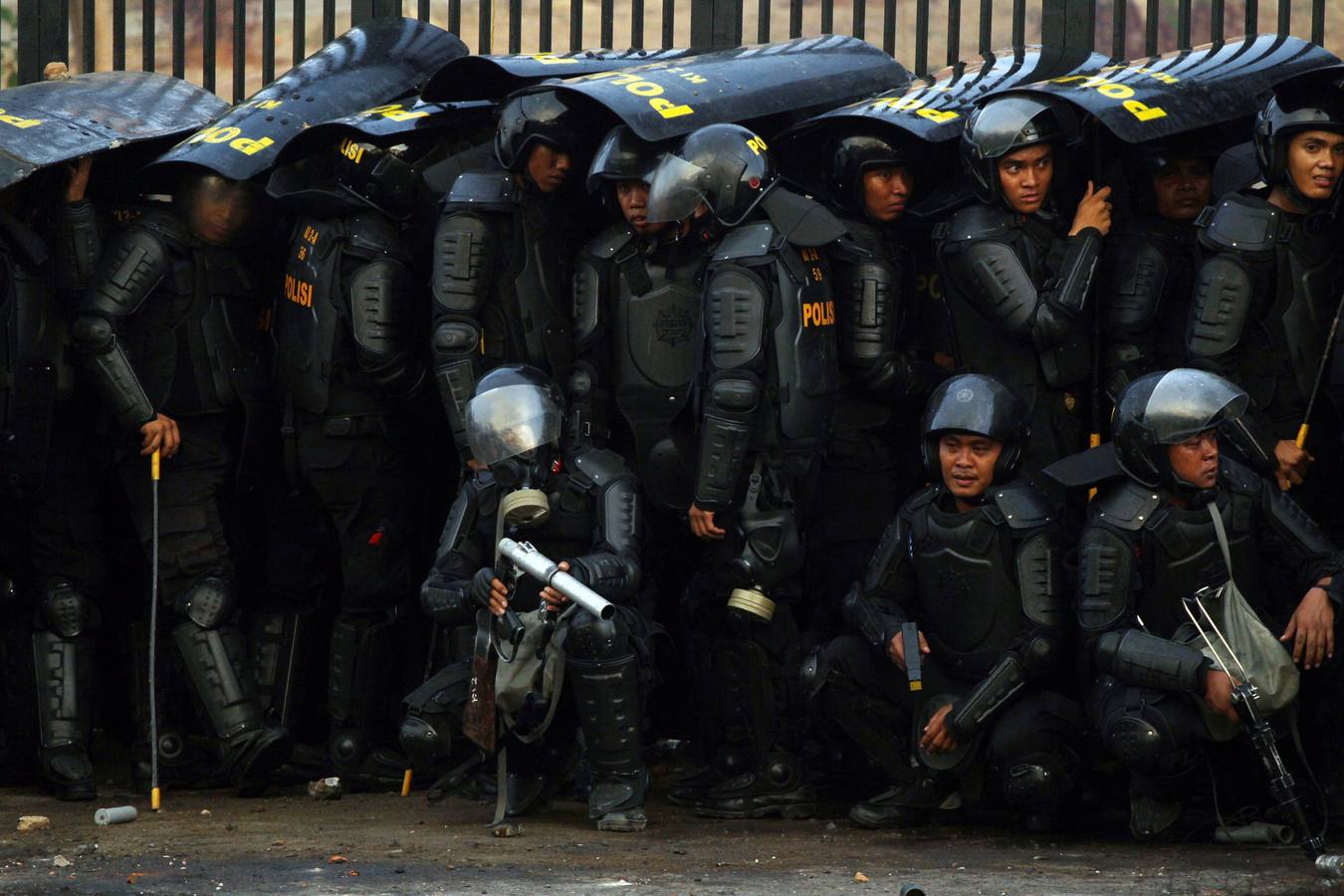 Graves enfrentamientos entre estudiantes y policía en Indonesia