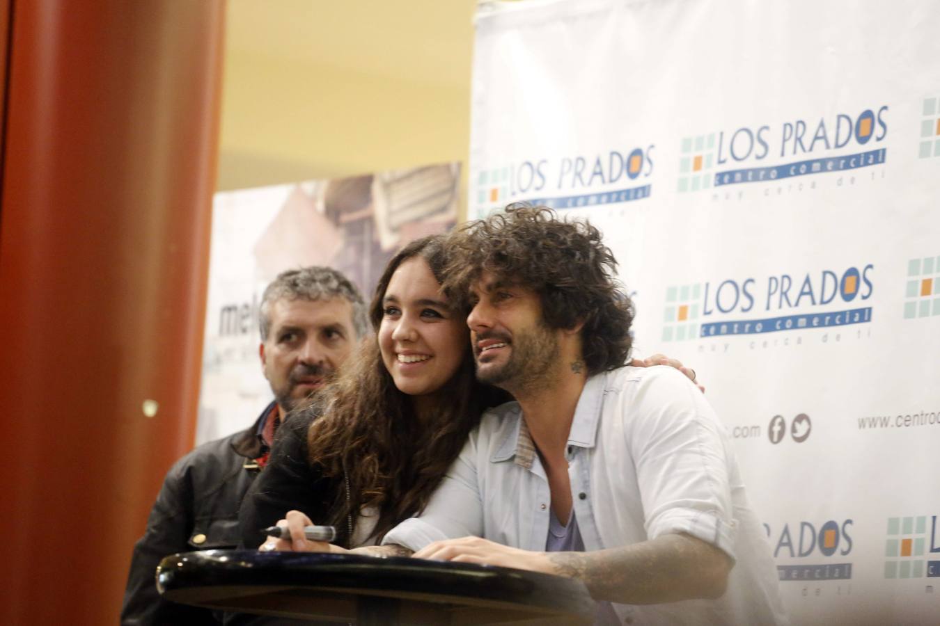 Melendi firma discos en Oviedo