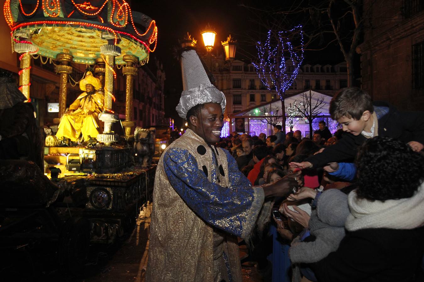 Los Reyes Magos llevan la ilusión a las calles de Oviedo