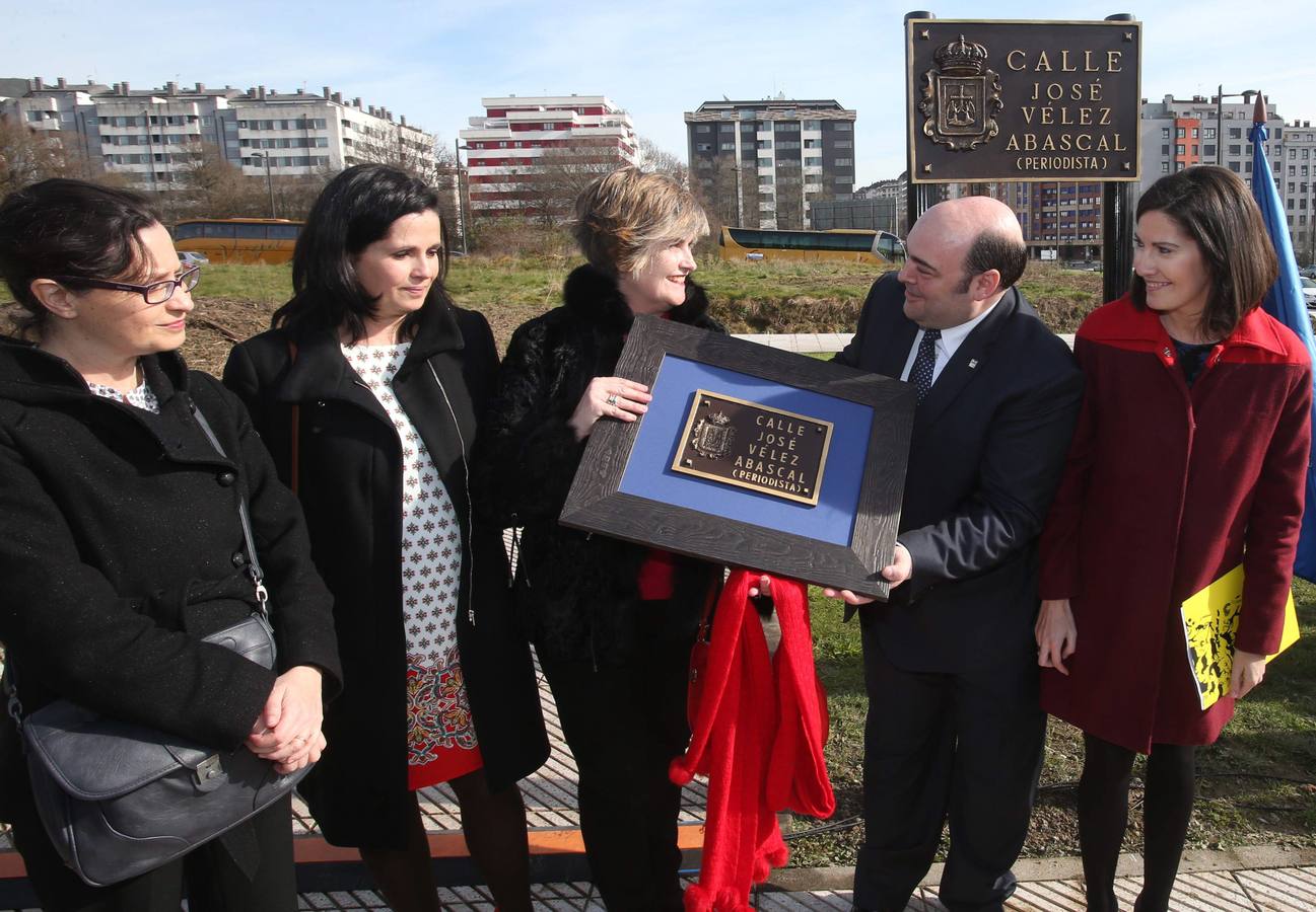 Inauguran una calle en Oviedo en homenaje al fotoperiodista José Vélez