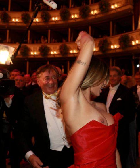 El 'desmadre' de Elisabetta Canalis en el Baile de la Ópera de Viena