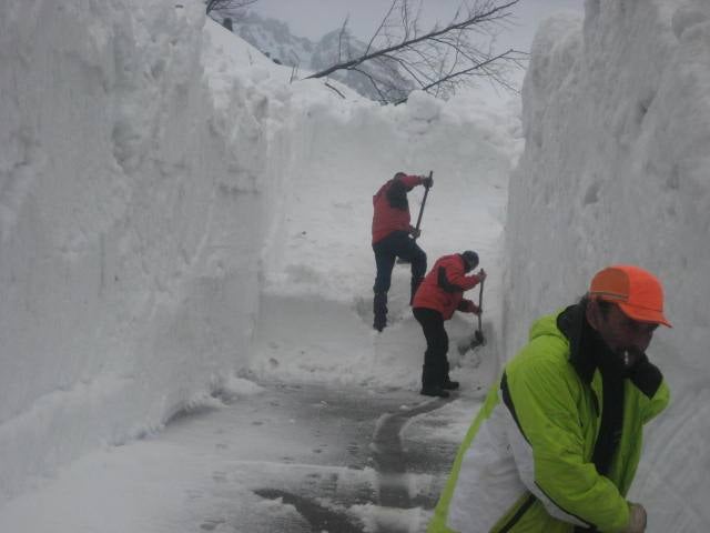 Los aludes complican las comunicaciones en la alta montaña asturiana