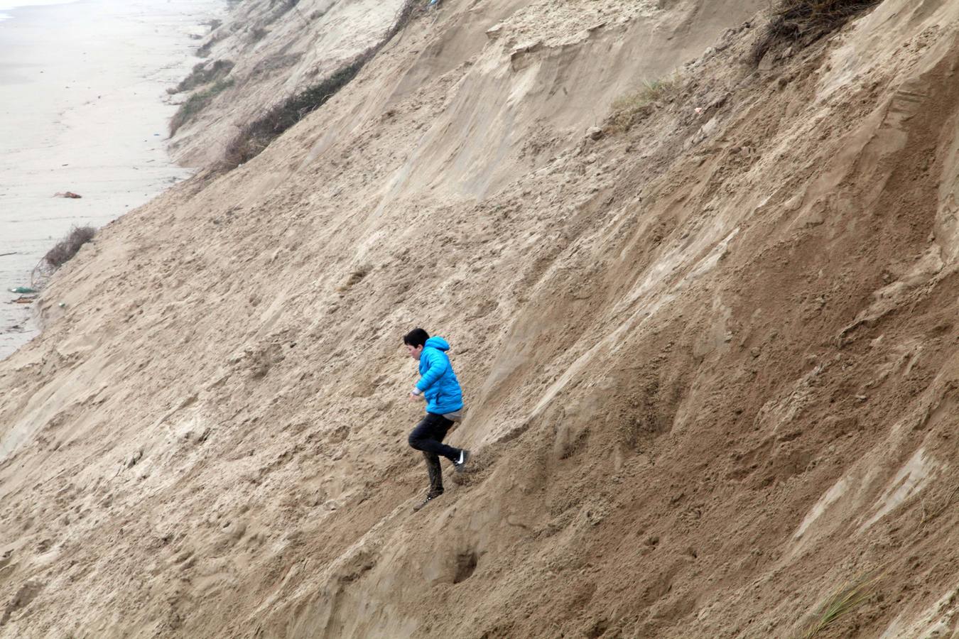 Las dunas de la playa de San Juan, en Castrillón, se convierten en acantilados