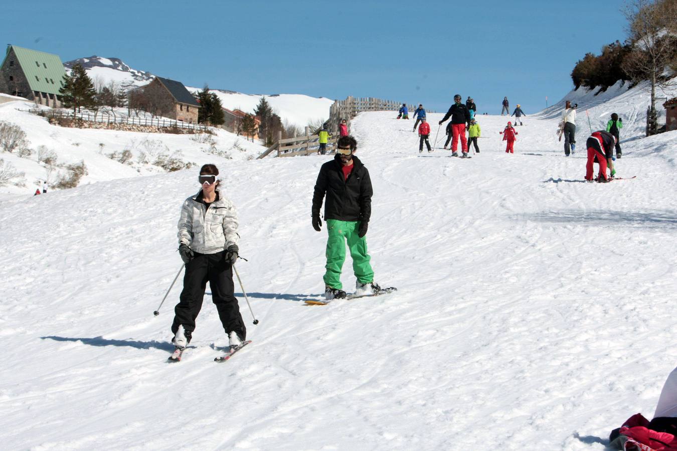 Espléndida jornada de esquí en la estación de Fuentes de Invierno