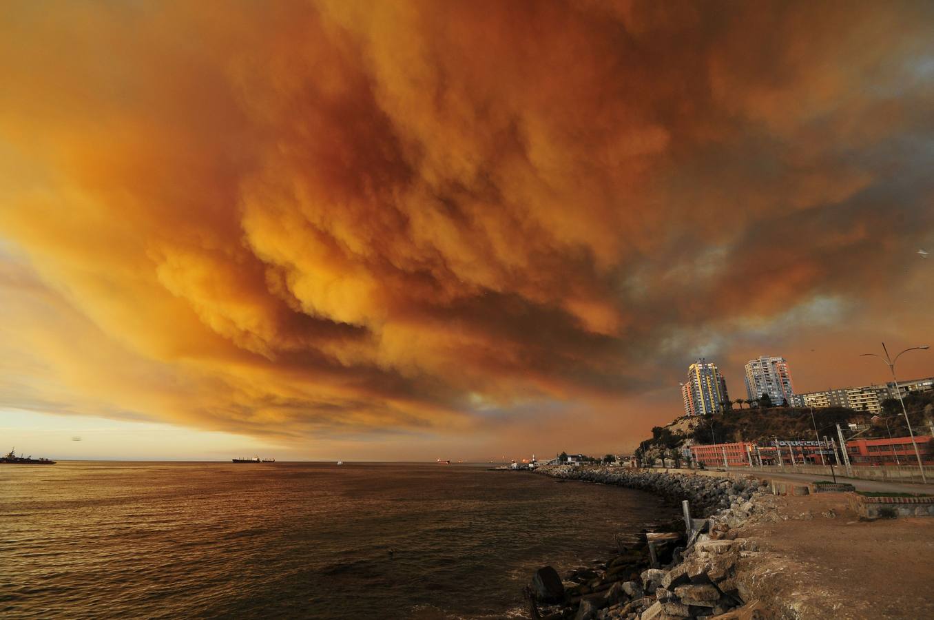 Las llamas devoran el puerto chileno de Valparaíso