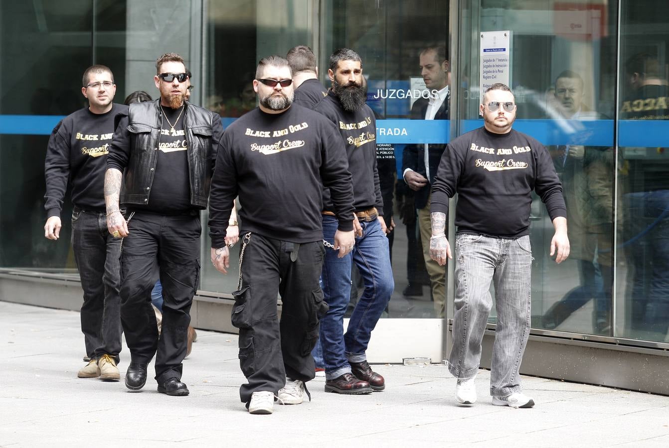 Cinco 'outlaws' aceptan dos años y medio de prisión por pegar una paliza a un hombre en Oviedo