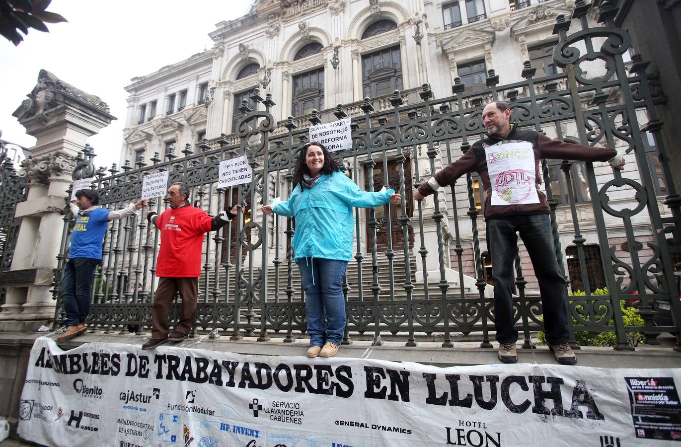 Crucificados frente al Parlamento asturiano por un trabajo mejor