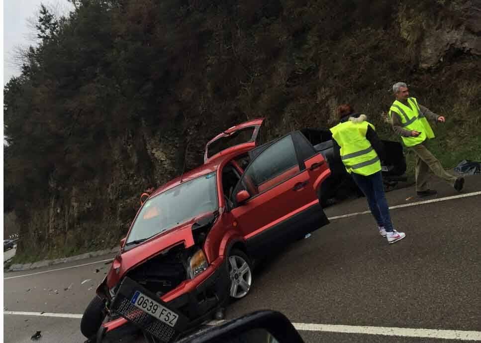 Dos heridos en un accidente en Cangas de Onís