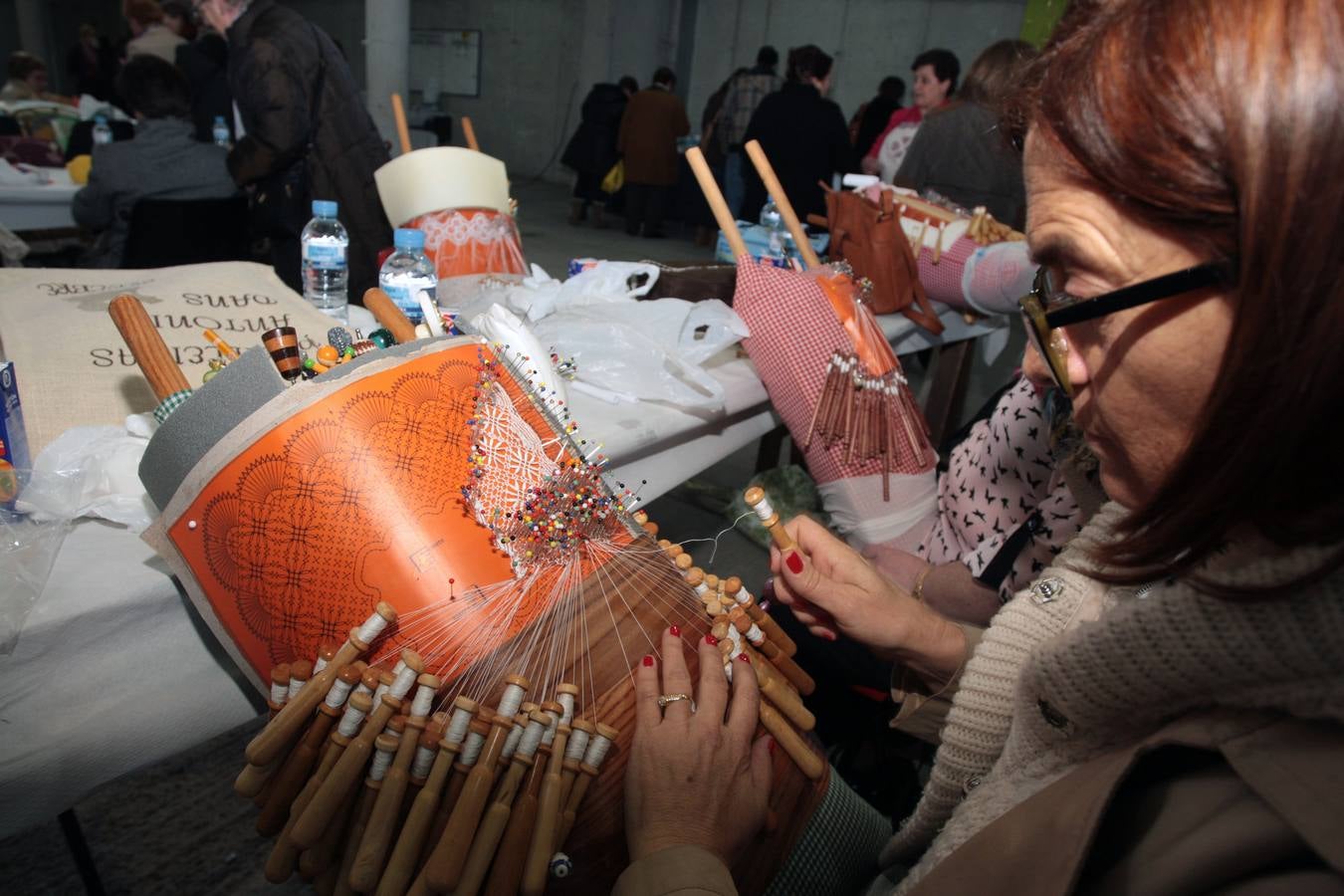 Encuentro de encajeras de bolillos en el recinto ferial de Santullano