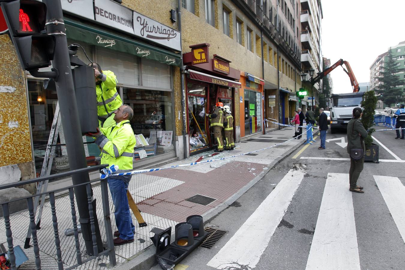 Un autobús choca contra un estanco y un semáforo en Oviedo