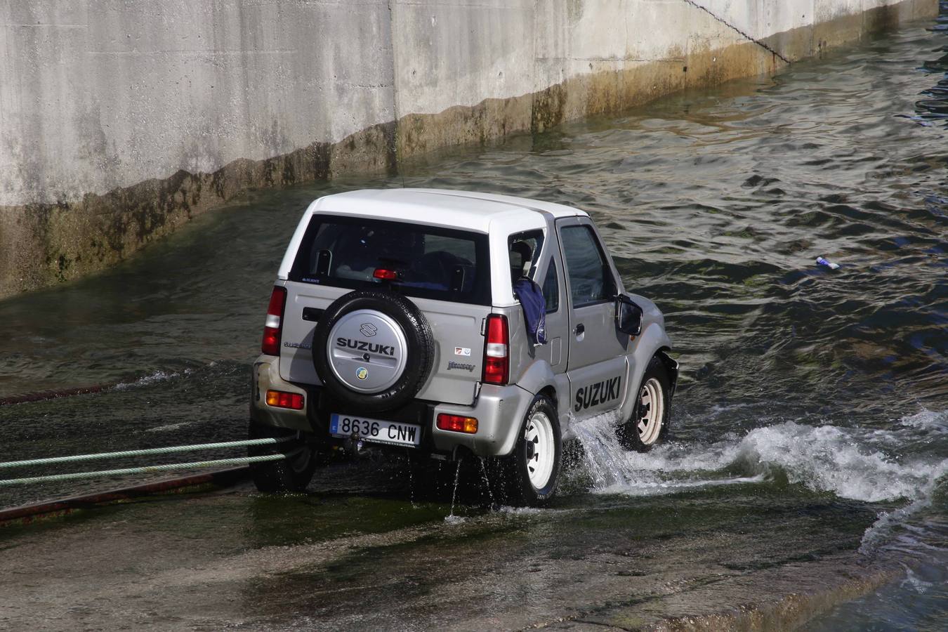 El rescate del coche que cayó al agua en Llanes, en imágenes