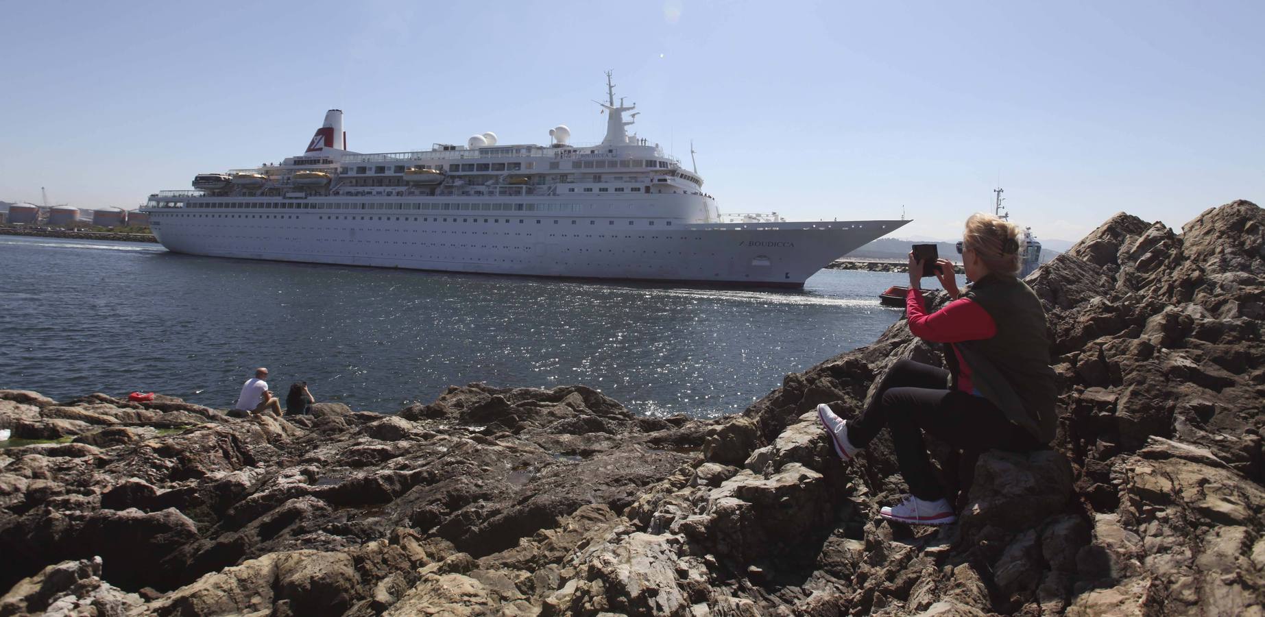 800 cruceristas británicos al sol de Avilés