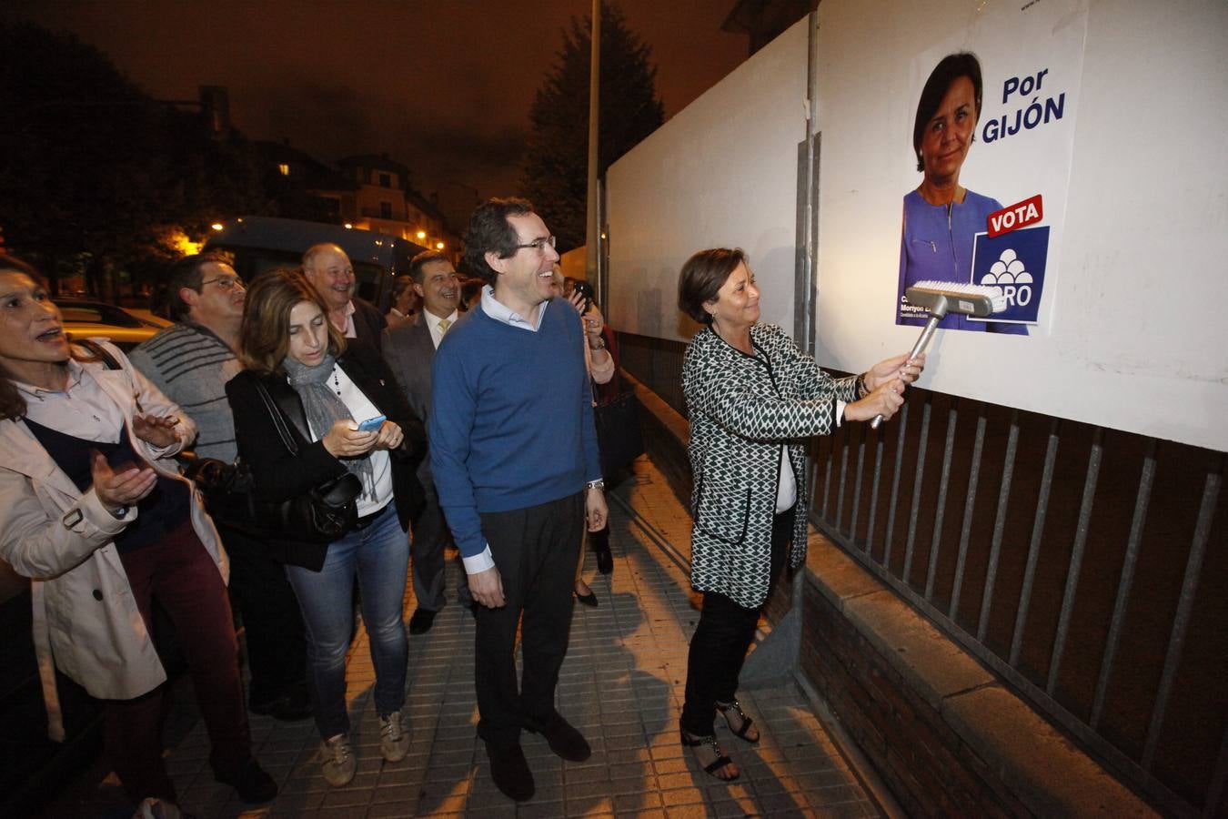 Punteros láser, maletas en la Junta, cemento y hasta basura para iniciar la campaña en Asturias