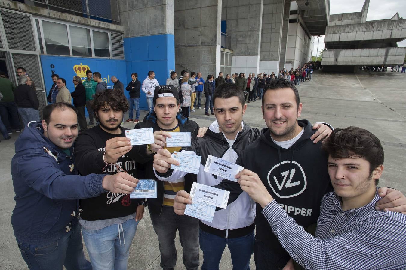 Colas para comprar las entradas del partido entre el Real Oviedo y el Cádiz