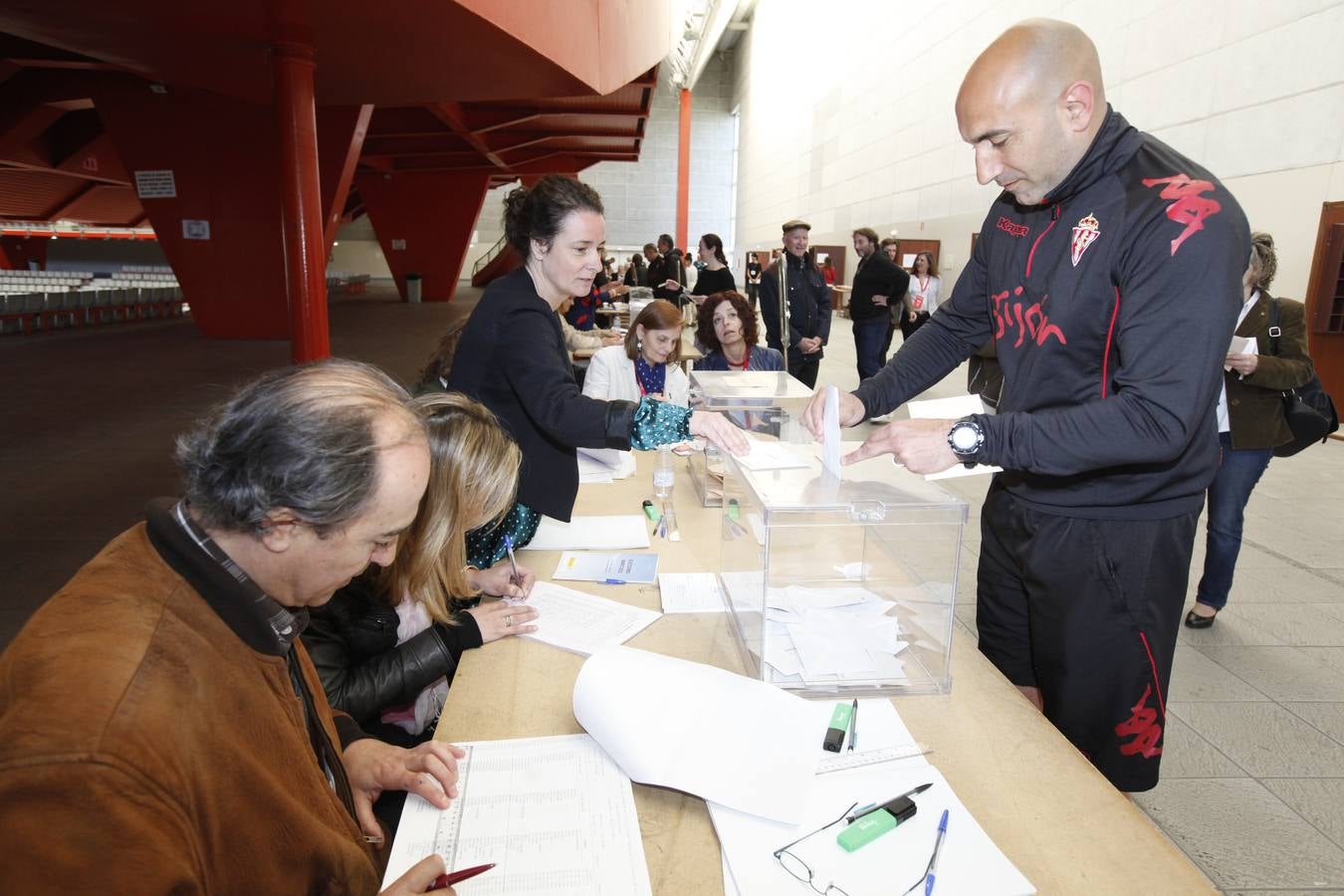 Imágenes curiosas de la jornada electoral en Asturias