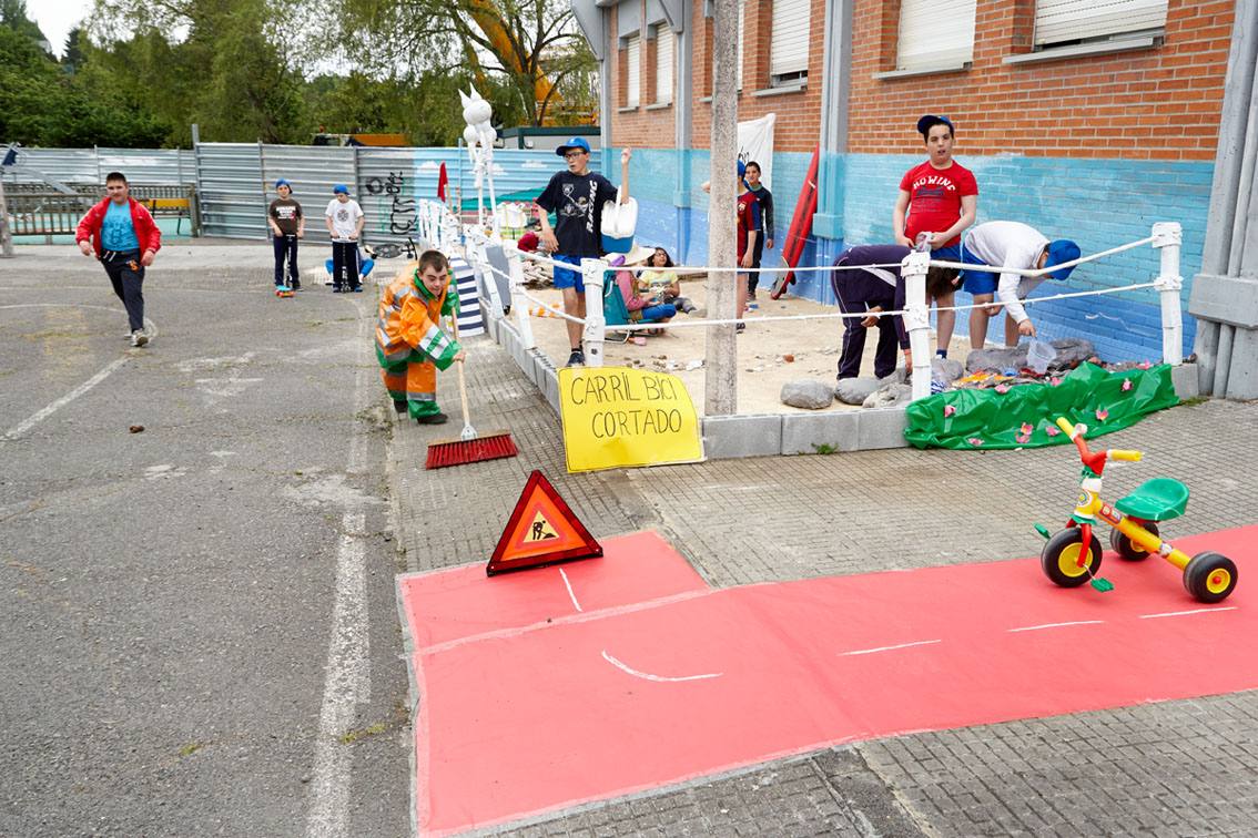 Colegio de Educación Especial de Castiello. 'Haz un casti-e-llo de arena'