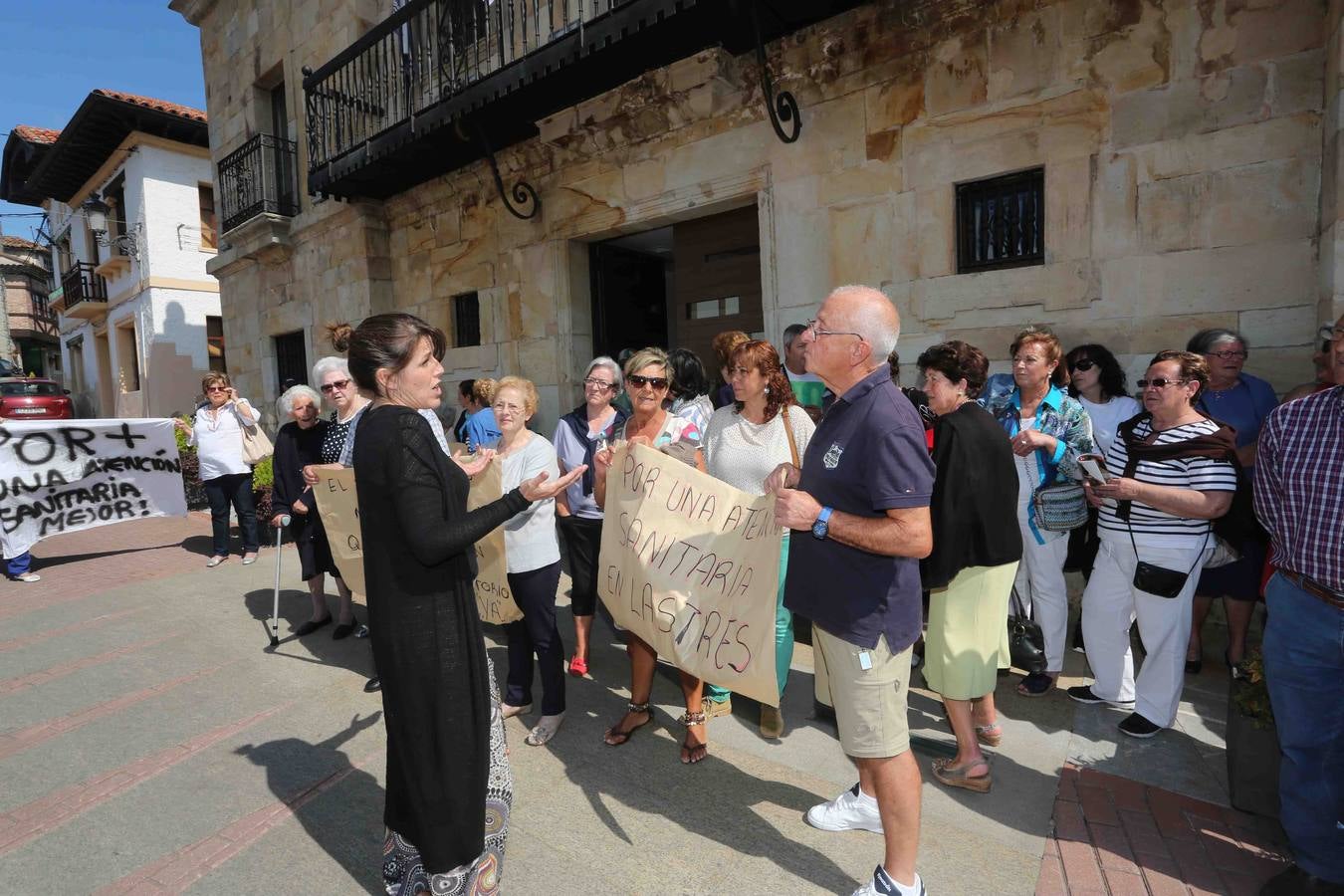 Los vecinos de Lastres protestan por la plaga de pulgas en el centro de salud