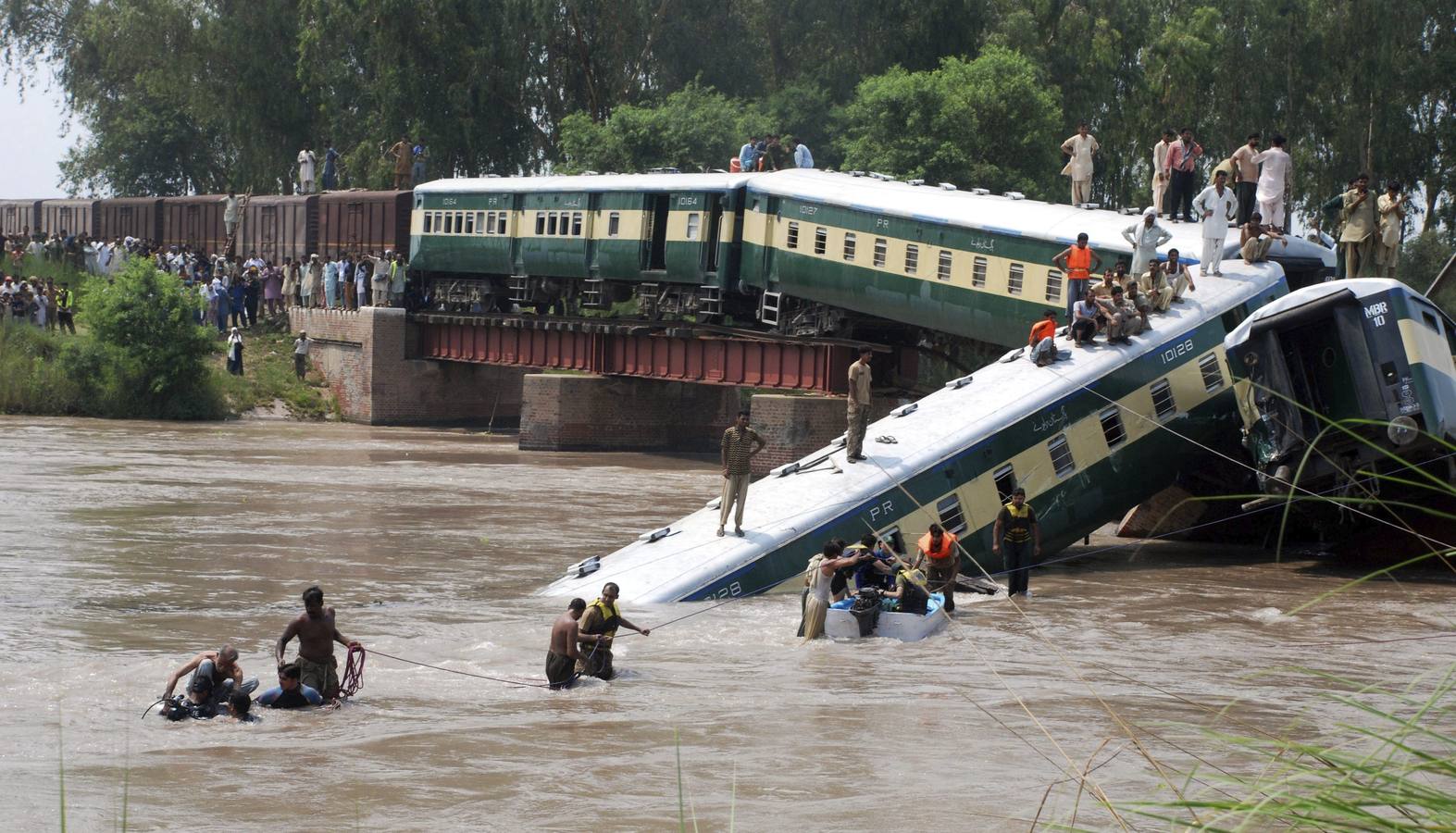 Cae un tren y un puente en Pakistán