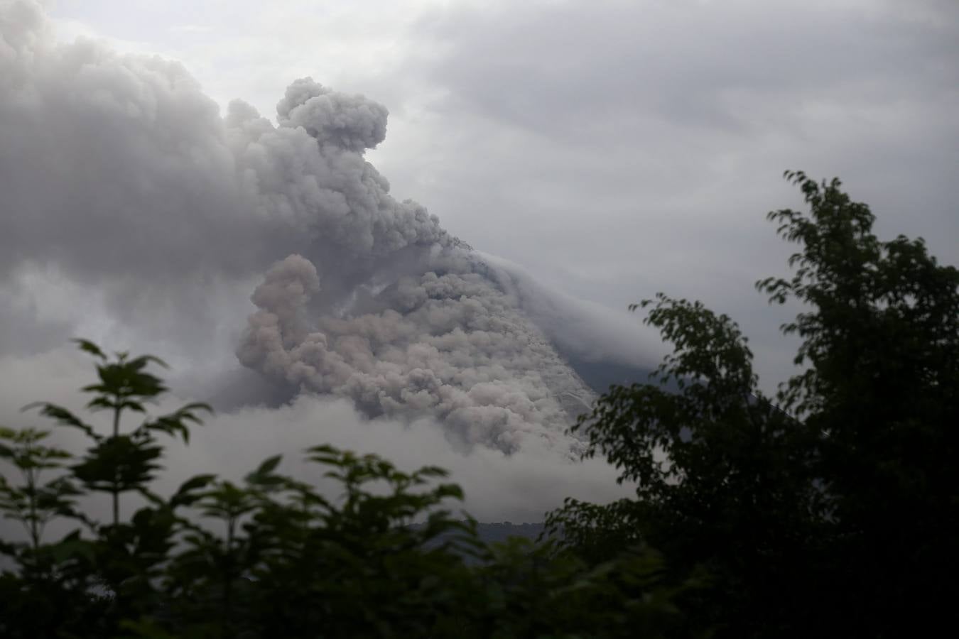 México vigila el volcán Colima