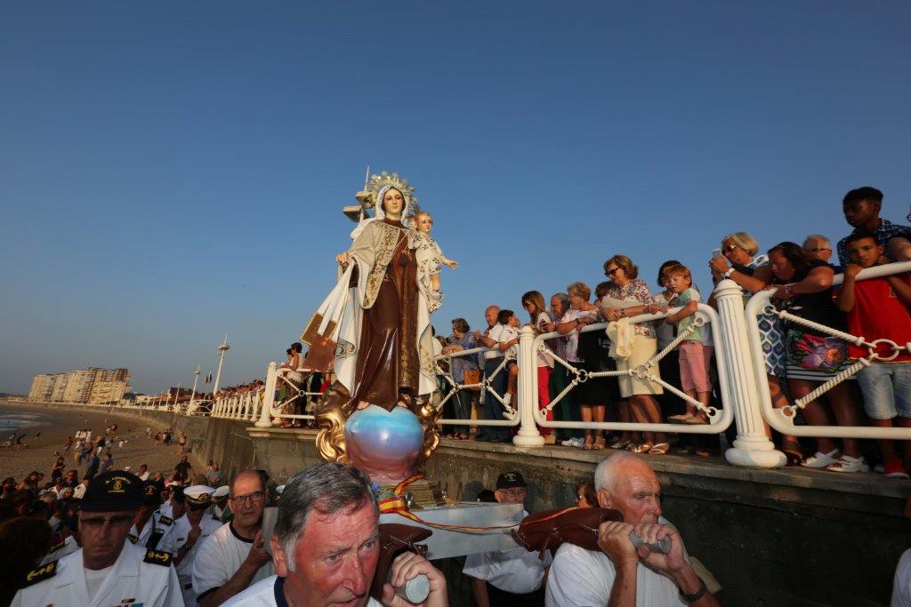 Salinas acompaña a su Virgen