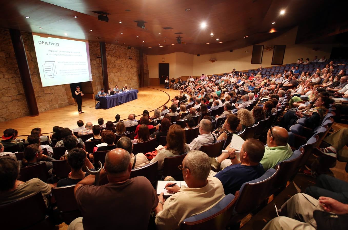 Ana Taboada se reúne con el movimiento asociativo de Oviedo