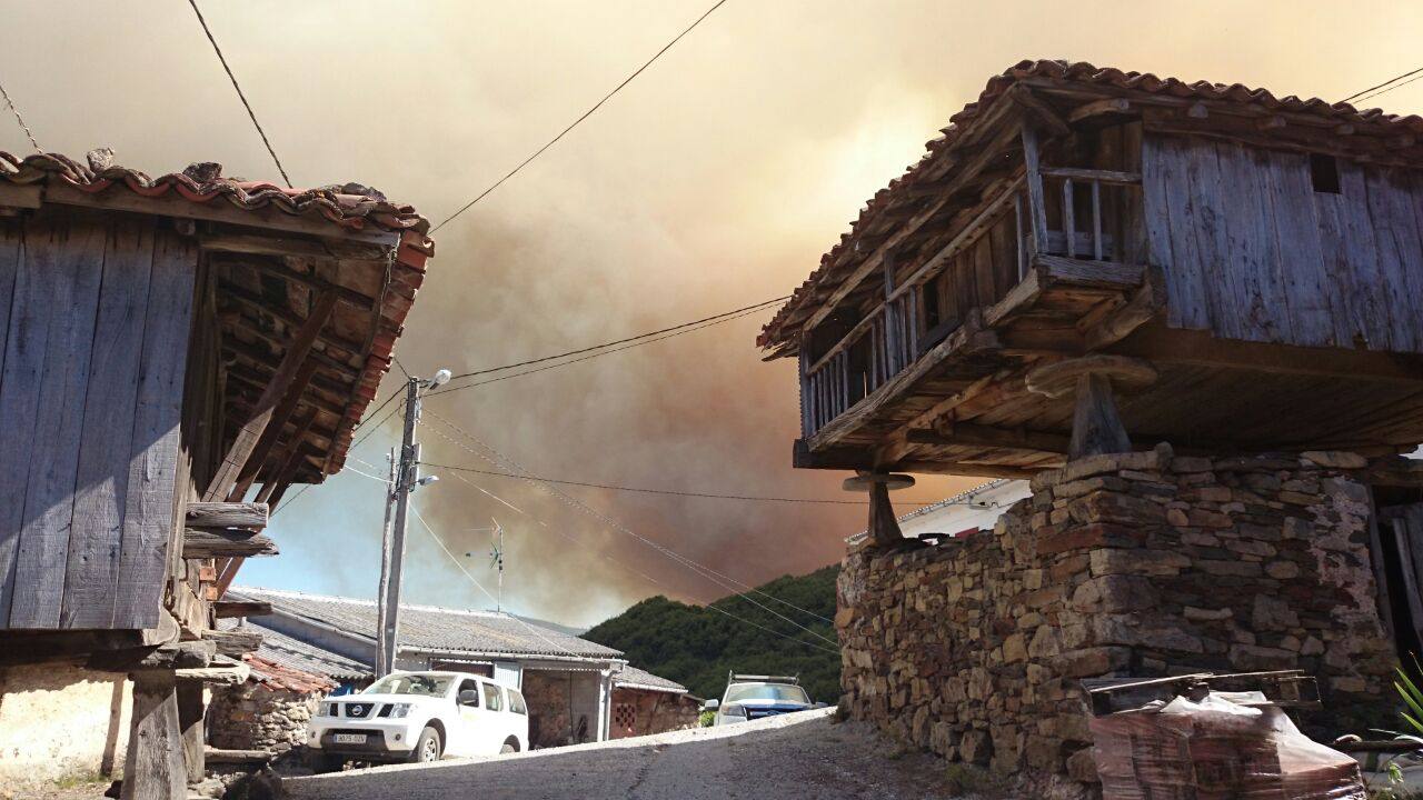 La amenaza del fuego en Tineo