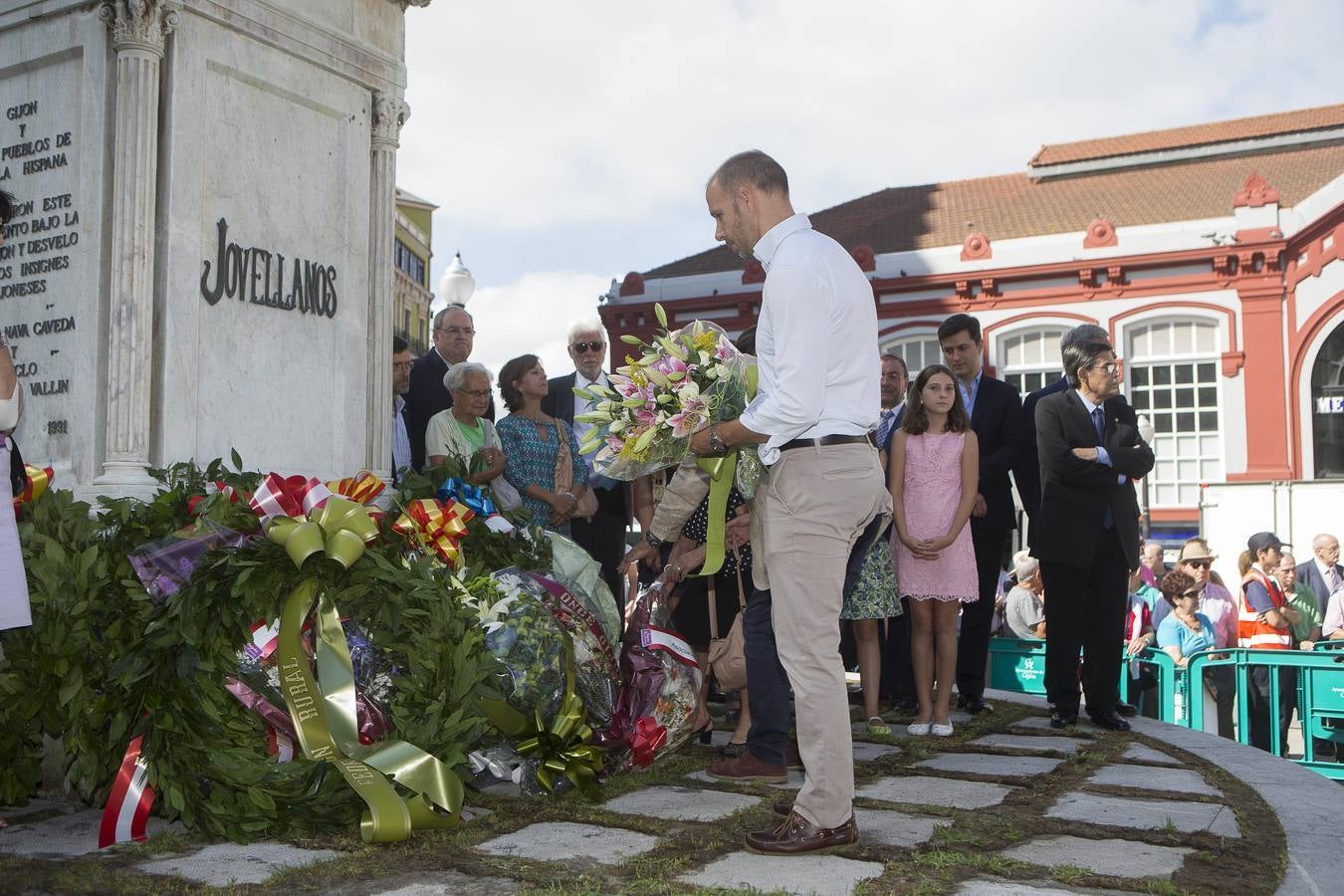 Ofrenda floral a Jovellanos en Gijón