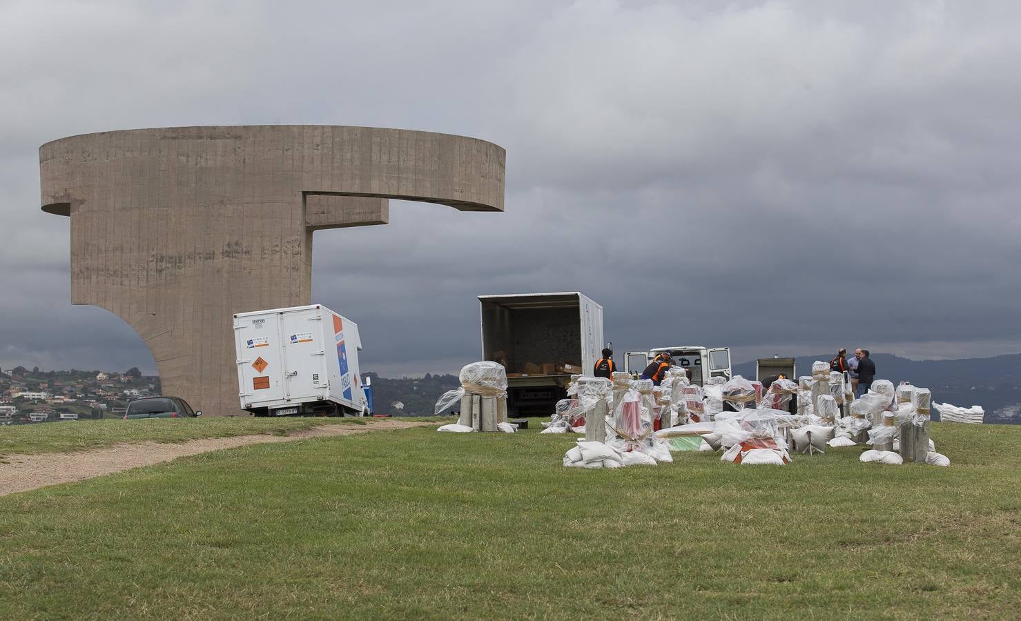 Los preparativos de los fuegos de Gijón