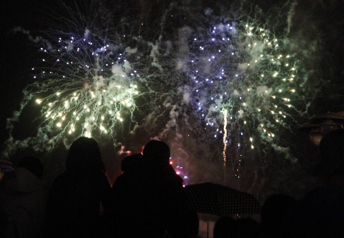 Los fuegos sortean la lluvia