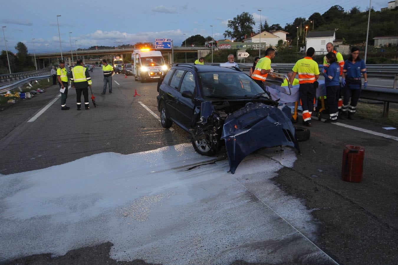 Seis heridos al salirse de la vía el vehículo en el que viajaban en El Berrón