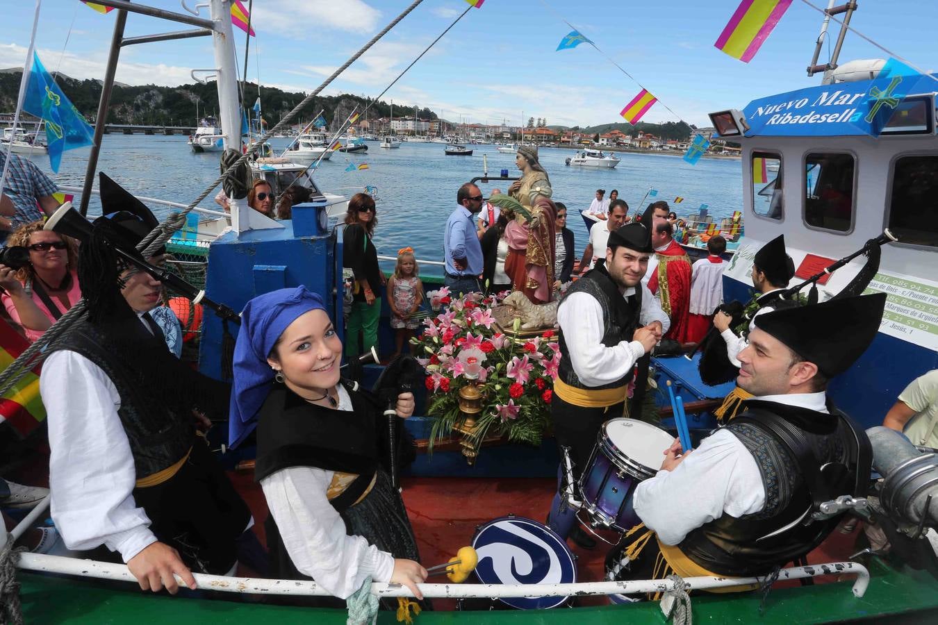 Multitudinaria procesión marinera en Ribadesella