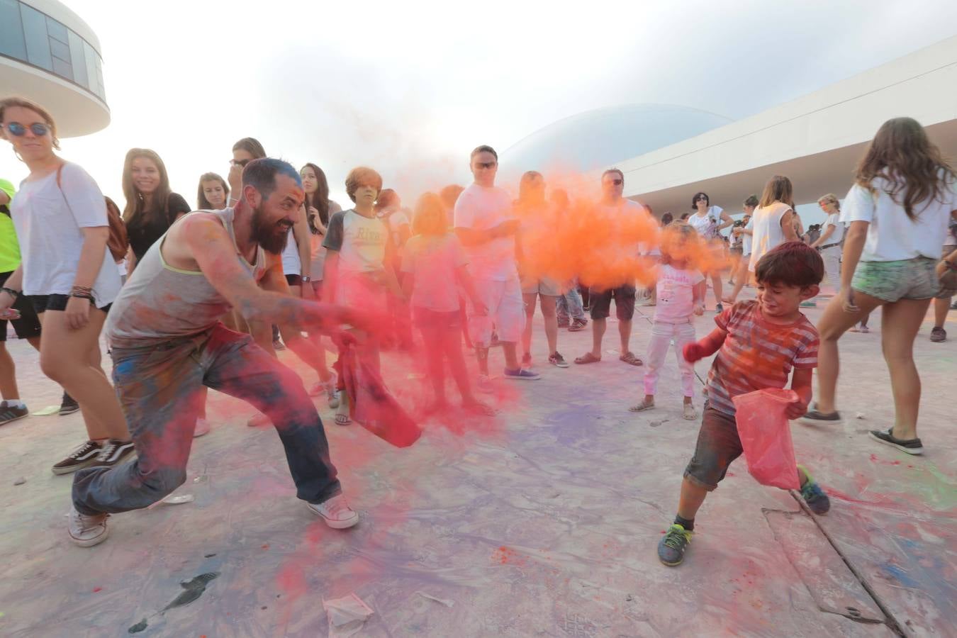 La Holy Party llena de color el Centro Niemeyer de Avilés