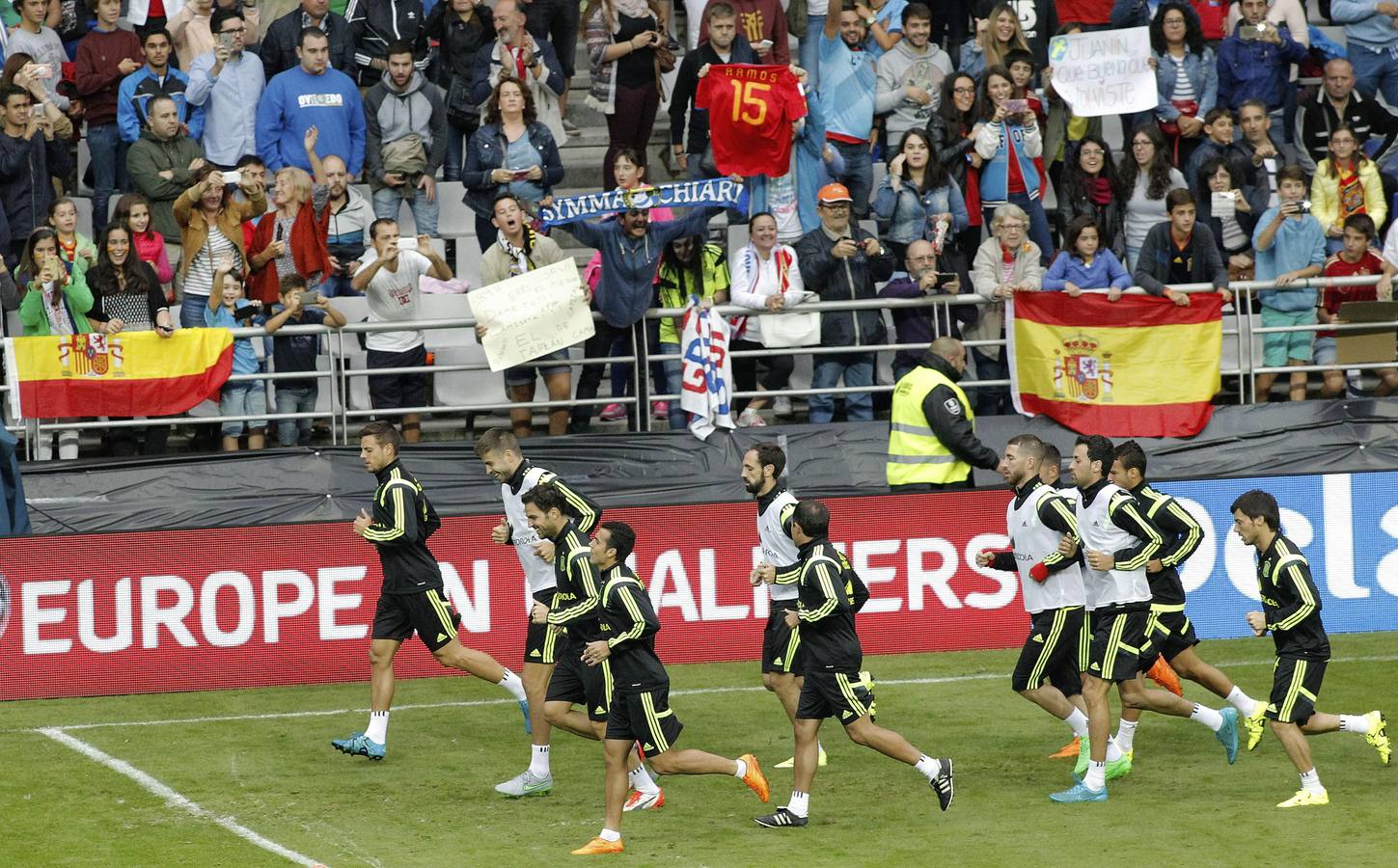 Baño de multitudes de 'La Roja' en el Tartiere
