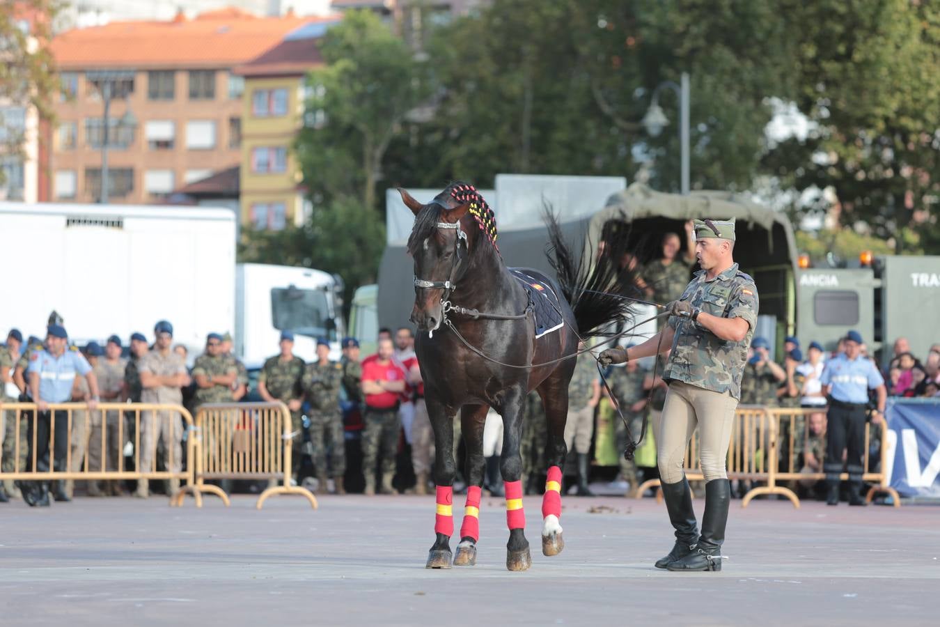 Exhibición de la Guardia Real en Avilés