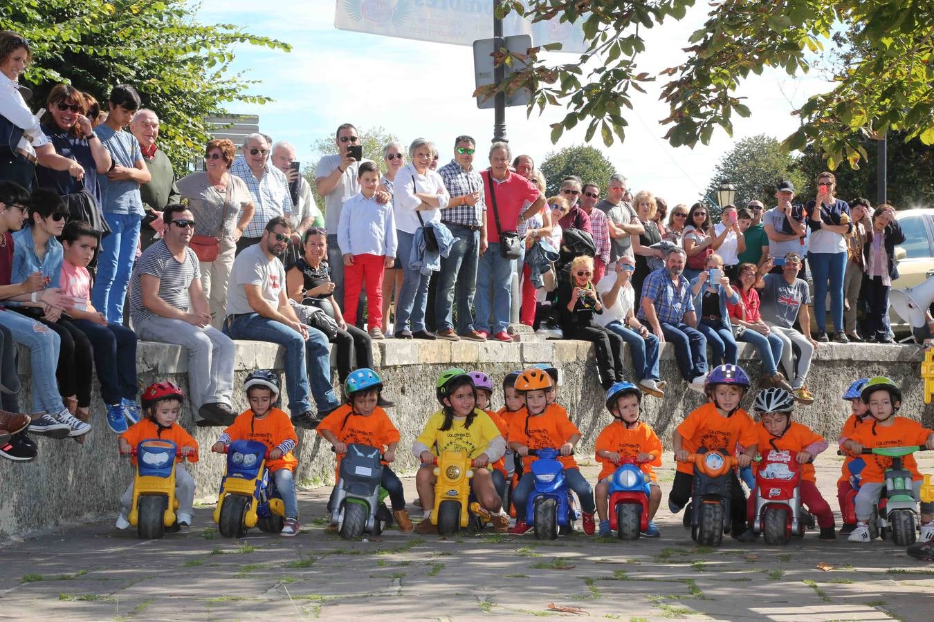 Los niños también corren en moto en Colombres