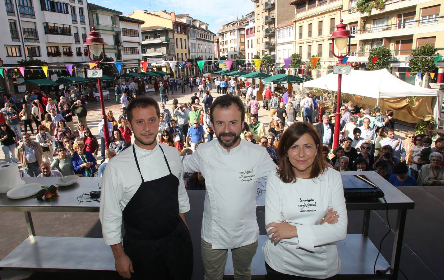 Nacho y Esther Manzano defienden el sabor asturiano en el Festival de la Manzana de Villaviciosa