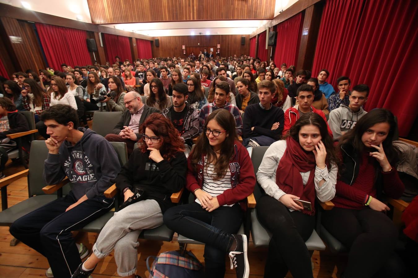 Premios Princesa de Asturias | Emilio Lledó mantiene un encuentro con estudiantes en Oviedo