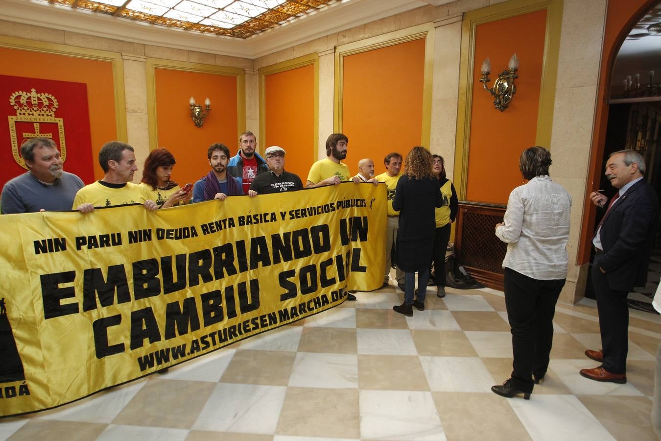 Integrantes de la Marcha por la Dignidad se encierran el Ayuntamiento de Oviedo