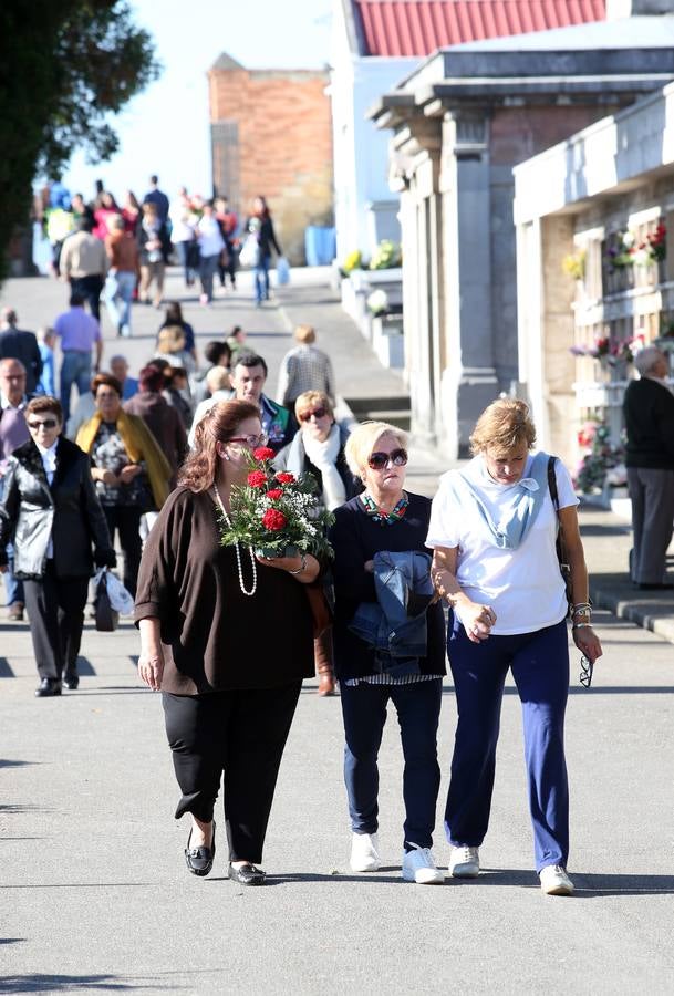 Concurrida jornada de Difuntos en los cementerios de Oviedo