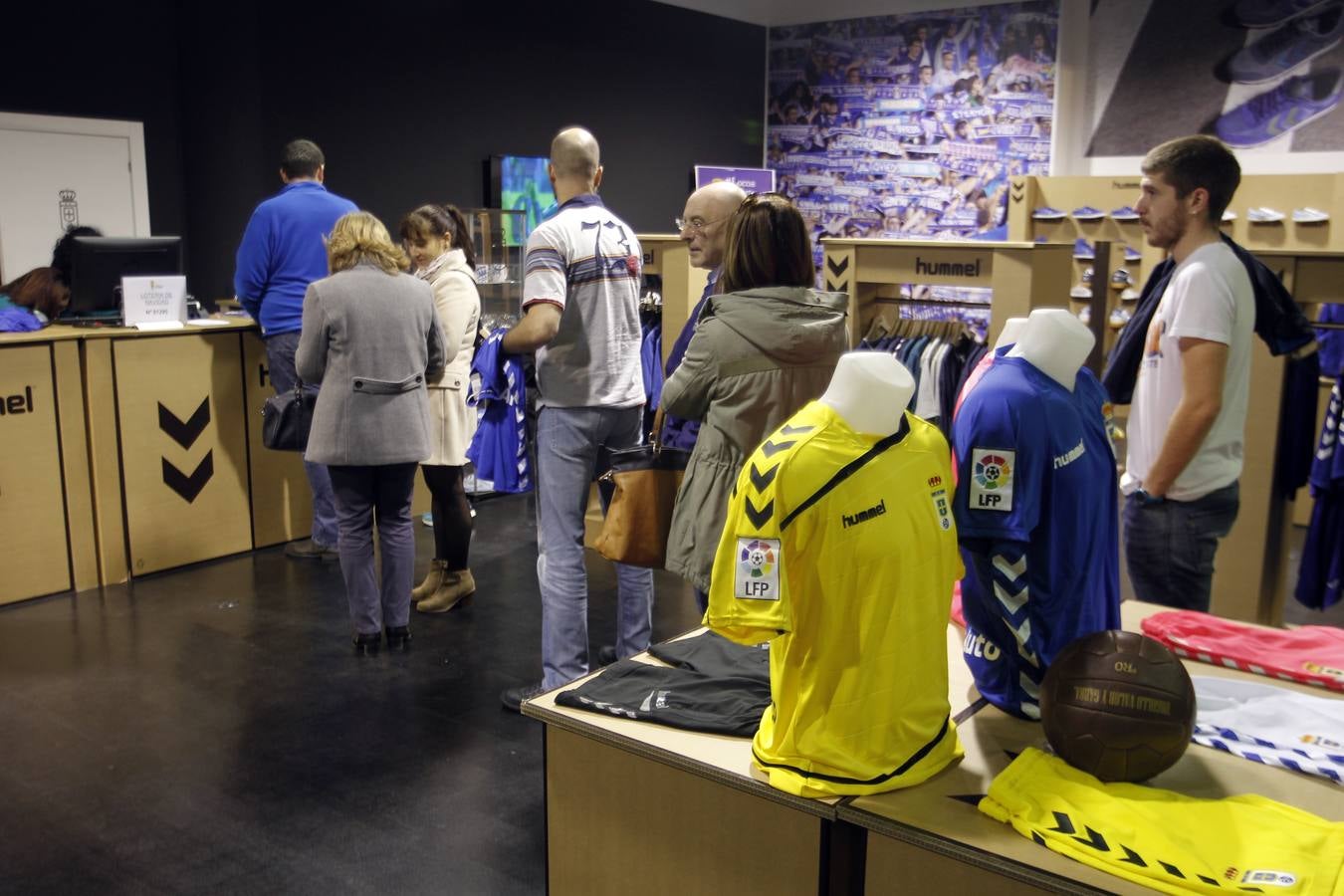 Colas para adquirir la nueva camiseta del Real Oviedo