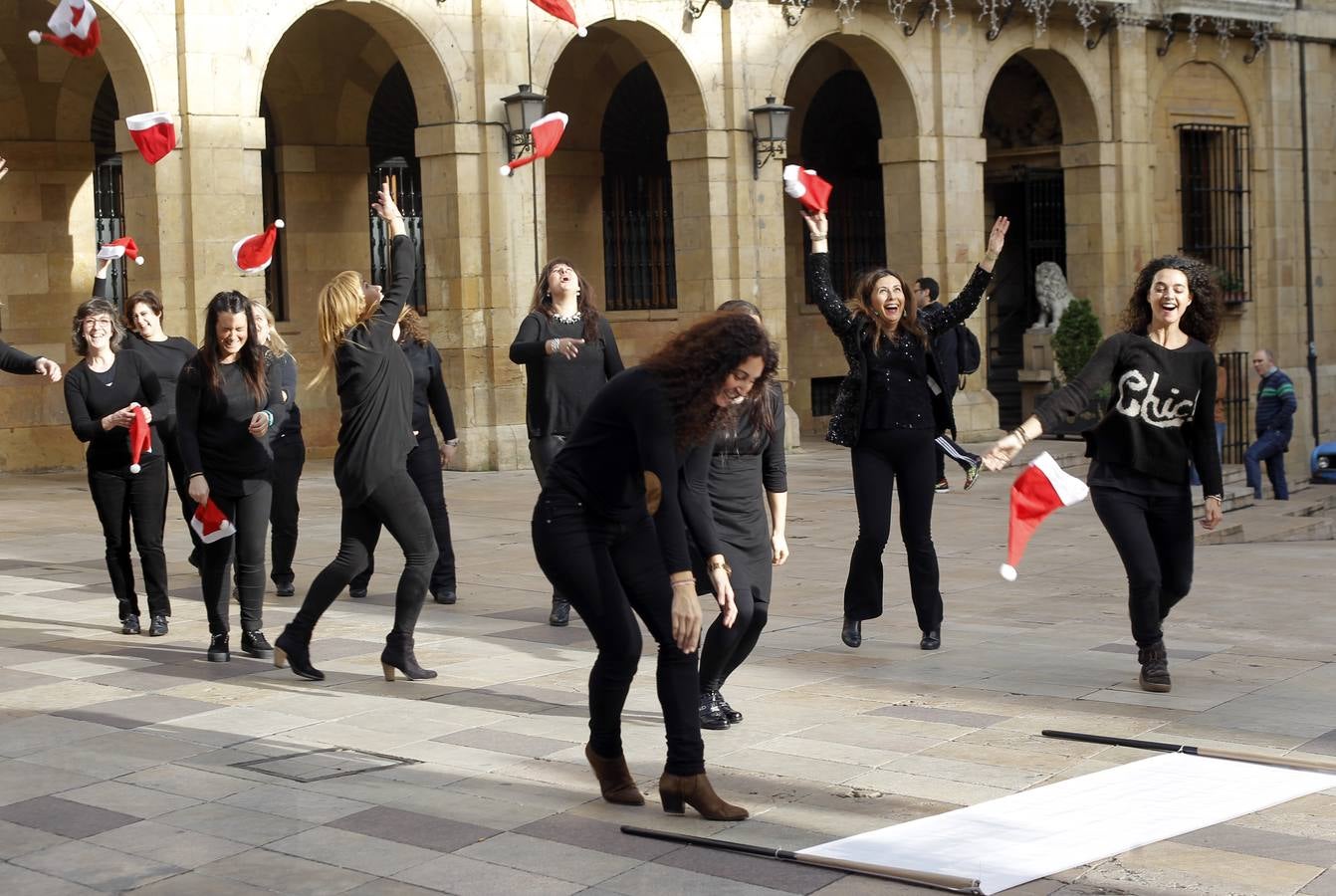 Los comerciantes del Oviedo Antiguo se echan un baile
