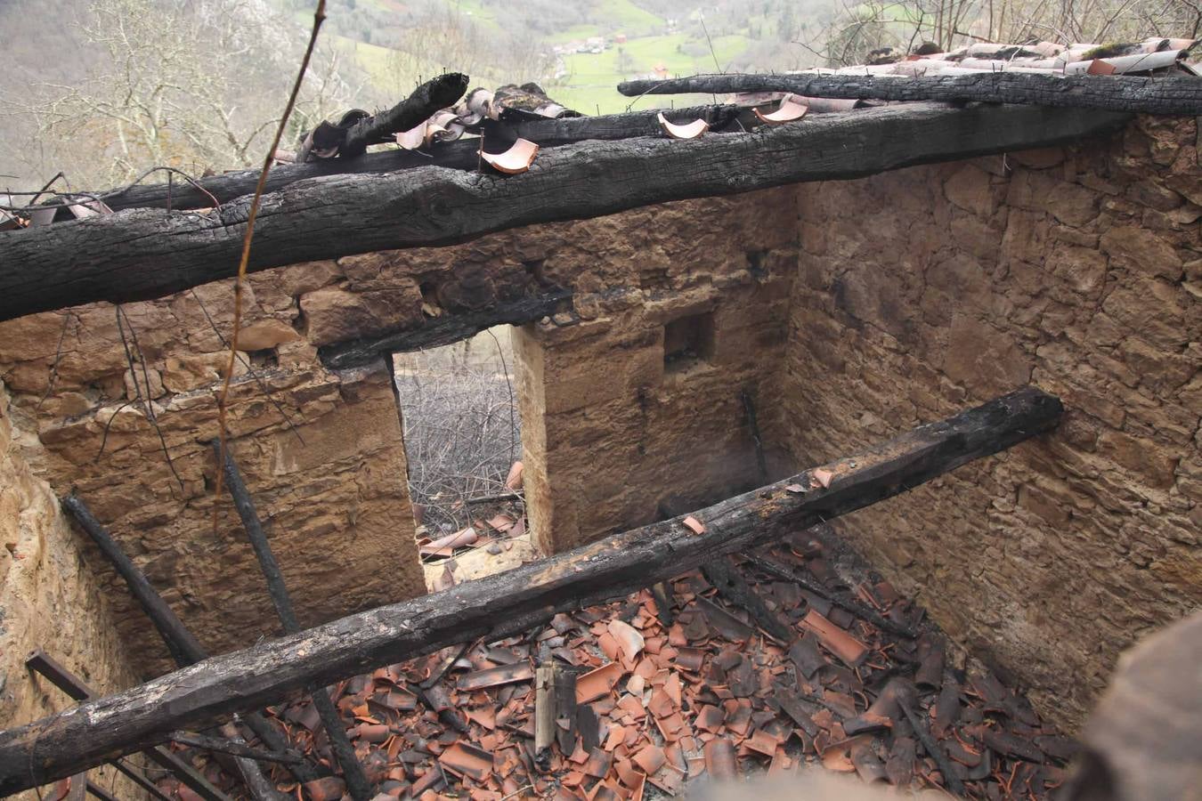 Los daños del fuego en Ponga