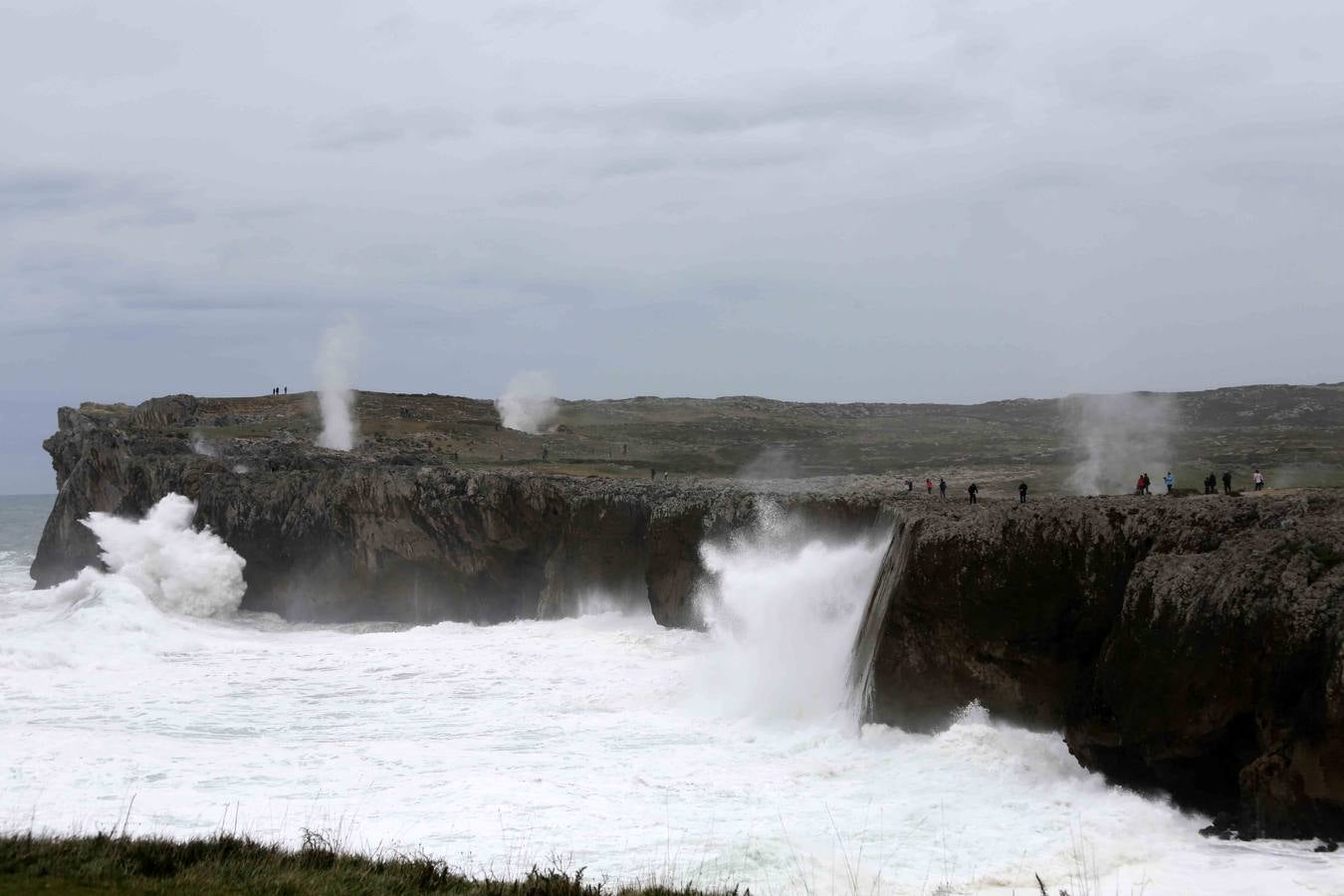 Los bufones de Pría, la otra cara del temporal