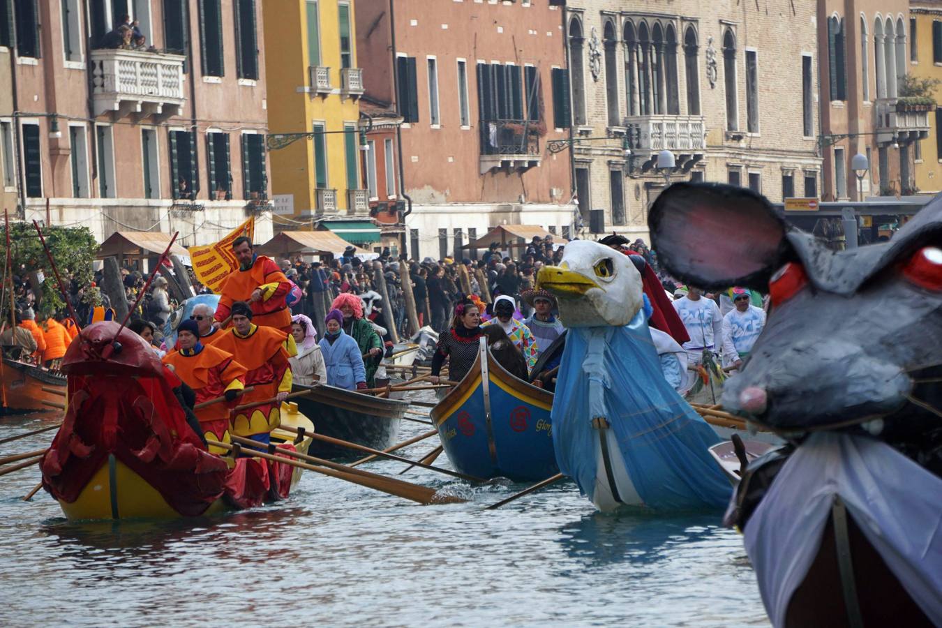 Desfile de góndolas para abrir el Carnaval de Venecia
