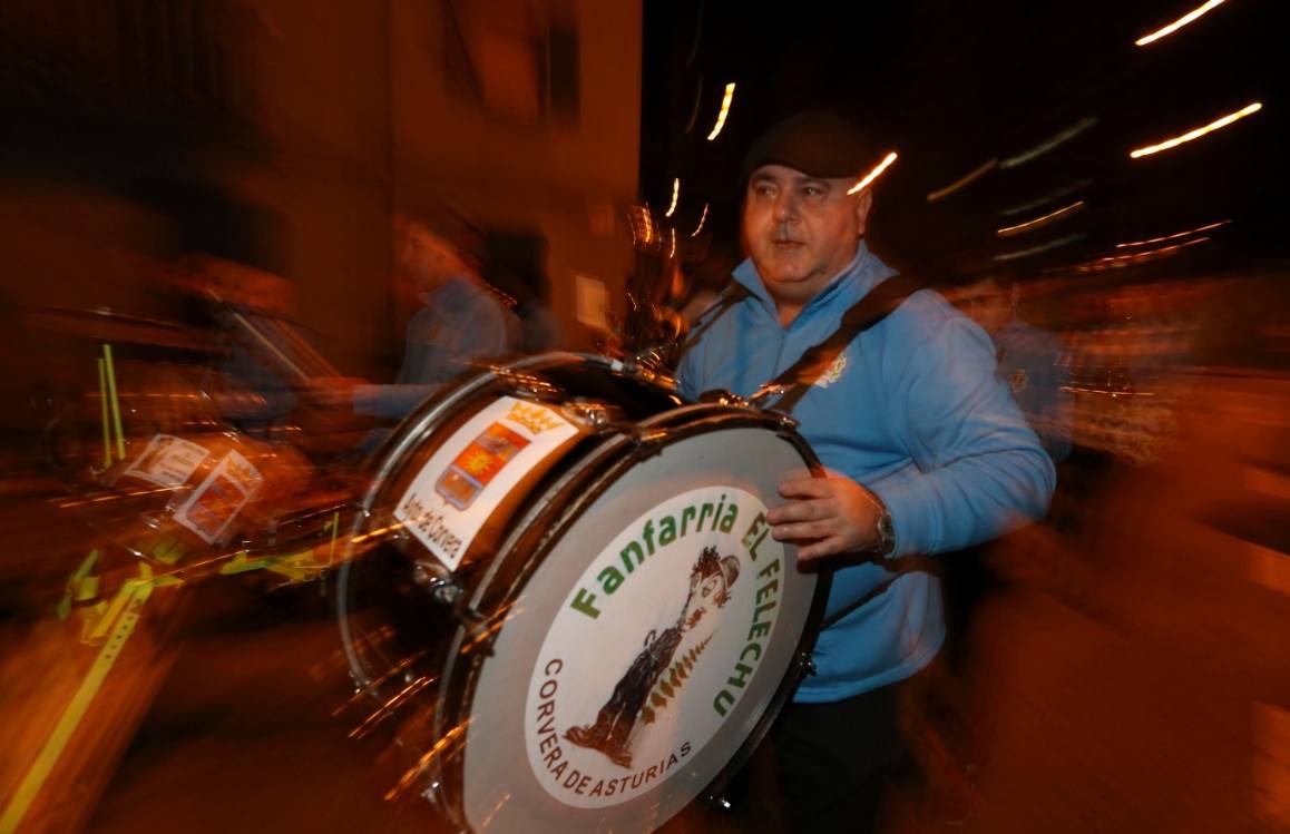 Llaranes, a ritmo de charanga y fanfarria en el Antroxu